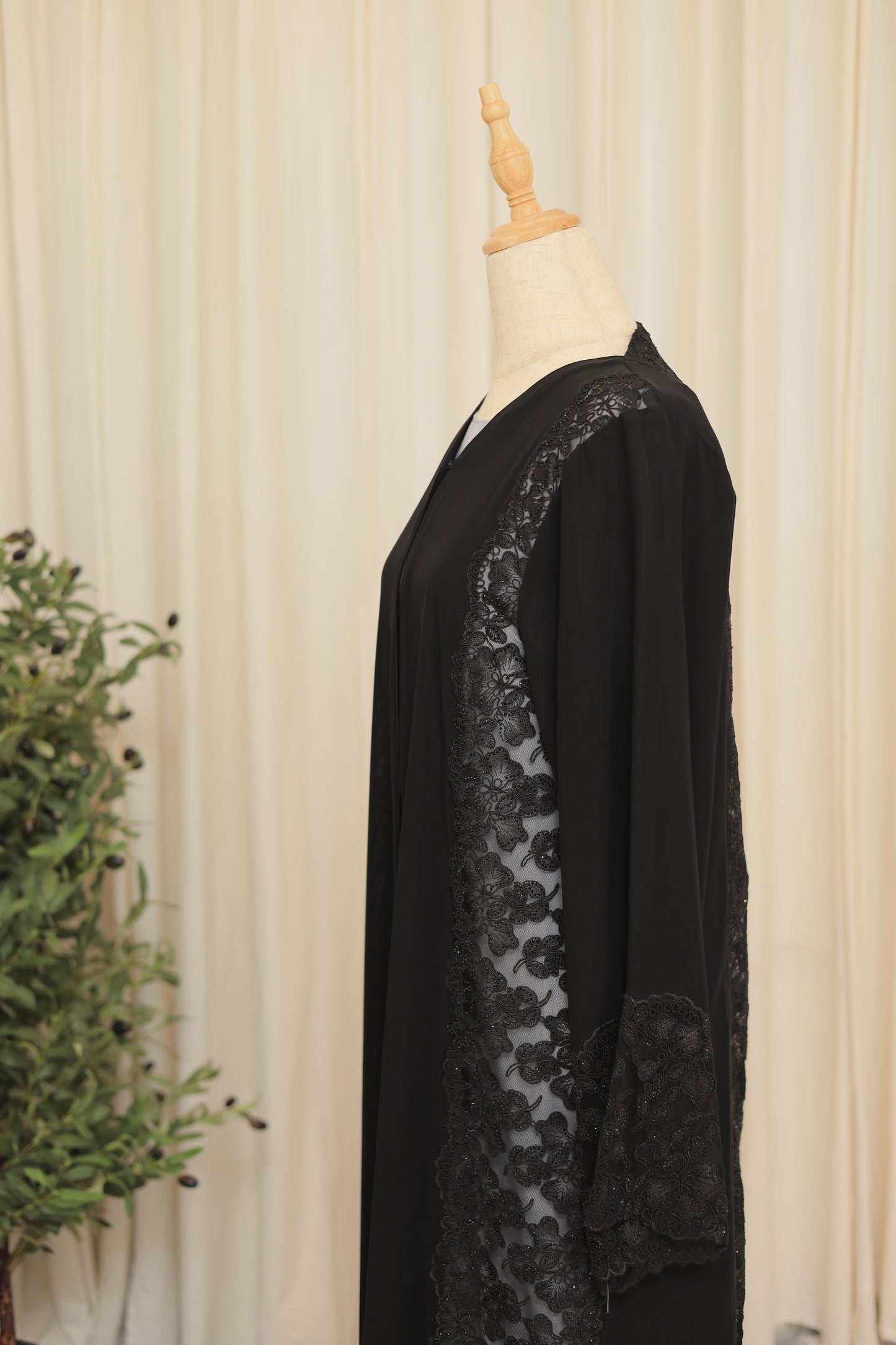 Elegant Black Lace Panel Abaya – Premium Modest Wear
