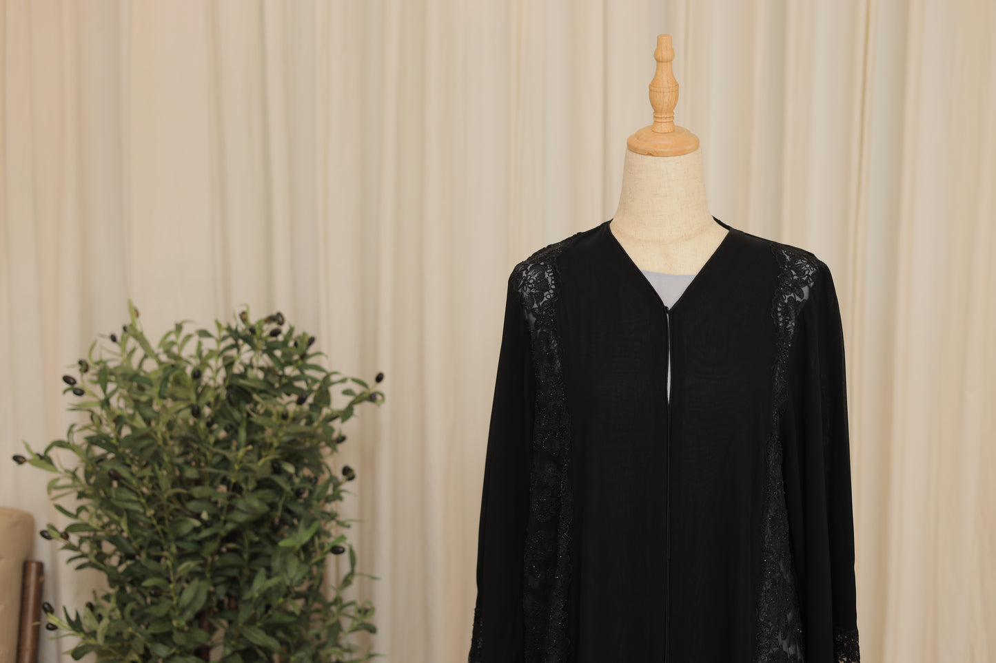 Elegant Black Lace Panel Abaya – Premium Modest Wear