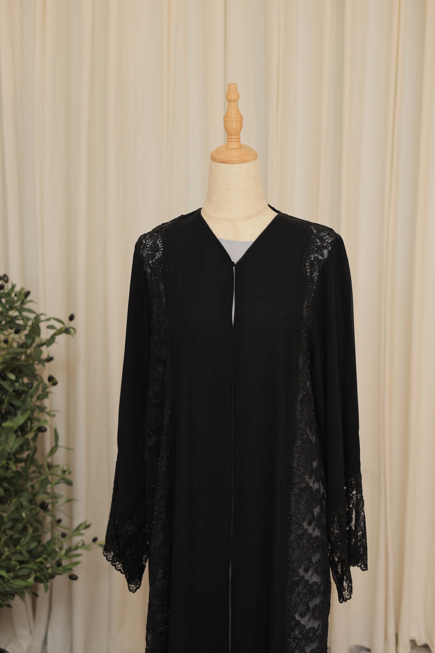 Elegant Black Lace Panel Abaya – Premium Modest Wear