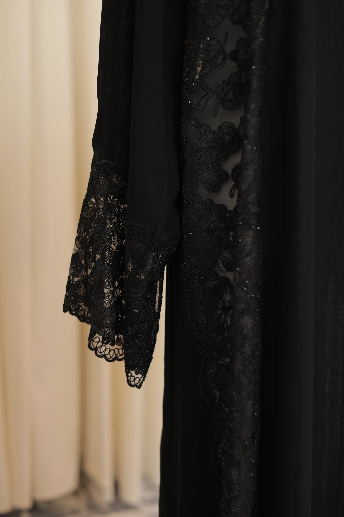 Elegant Black Lace Panel Abaya – Premium Modest Wear