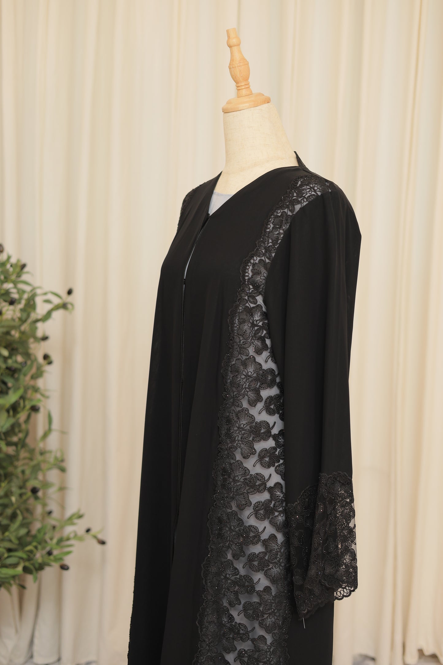 Elegant Black Lace Panel Abaya – Premium Modest Wear